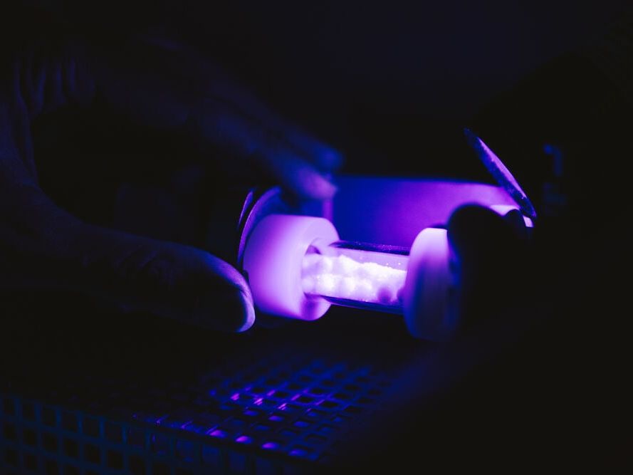 Von allen Seiten mit speziellem UV-Licht bestrahlt werden die Reagenzien gemeinsam mit kleinen Kugeln in den Mahlbechern horizontal geschüttelt. Von allen Seiten mit speziellem UV-Licht bestrahlt werden die Reagenzien gemeinsam mit kleinen Kugeln in den Mahlbechern horizontal geschüttelt.