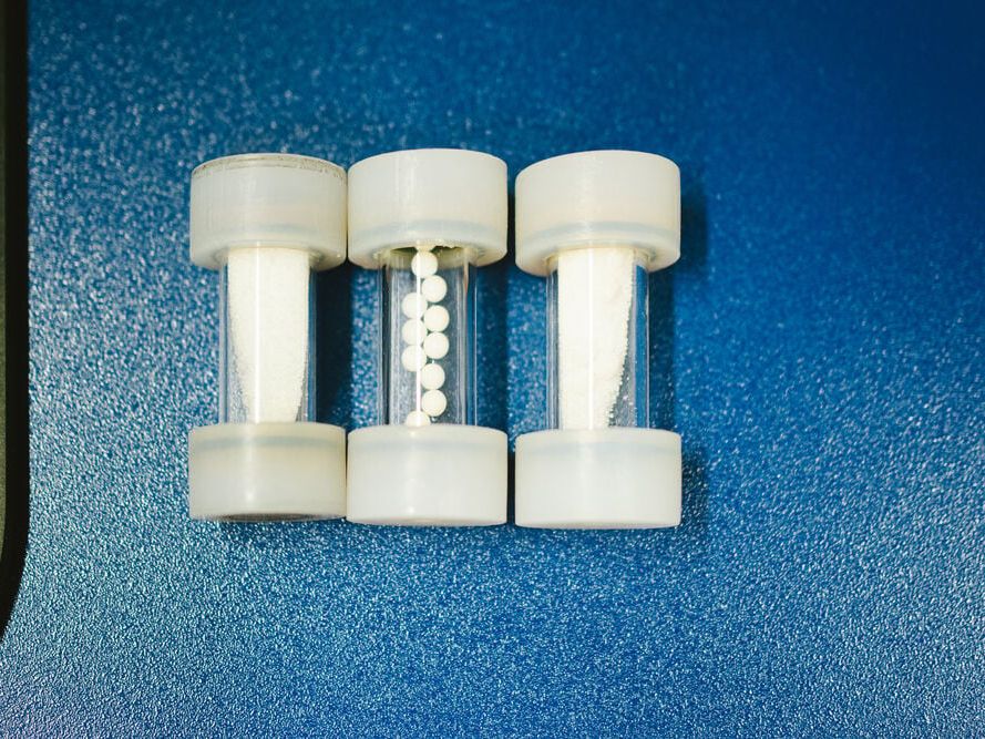 Fotochemie ohne Lösungsmittel Die Faustregel lautet: Ein Drittel Pulver, ein Drittel Kugeln, ein Drittel Luft. Verzichtet man auf die Kugeln, kann man mehr Pulver einfüllen.