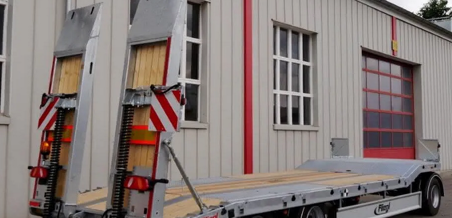 Der Dreiachs-Tiefladeanhänger DTS 300 mit einem Leergewicht ab 5.600 kg bietet Nutzlasten bis 24.400 kg je nach Ausstattung und Zubehör. Der Dreiachs-Tiefladeanhänger DTS 300 mit einem Leergewicht ab 5.600 kg bietet Nutzlasten bis 24.400 kg je nach Ausstattung und Zubehör.