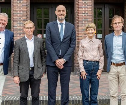 Gruppenbild mit Preisträger Stephan A. Sieber Gruppenbild mit Preisträger Stephan A. Sieber