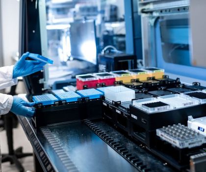 Labormanagerin Charlotte Frie an der automatisierten Analyse-Plattform Labormanagerin Charlotte Frie an der automatisierten Analyse-Plattform, dem Herzstück des in der Studie vorgestellten Workflows.