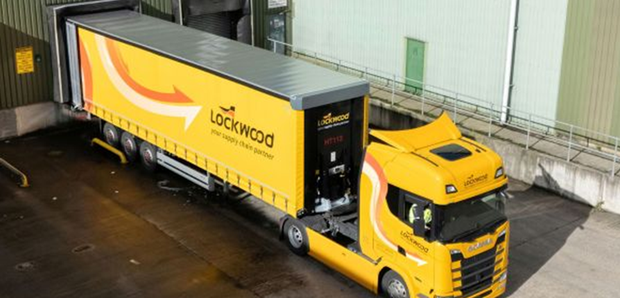 Die britische Lockwood Group hat 50 neue Schmitz Cargobull S.CS Fixed Roof-Sattelauflieger in ihren Fuhrpark integriert und führt damit die ehrgeizige Wachstumsstrategie des Unternehmens fort. Schmitz Cargobull liefert erstmals 50 neue Auflieger aus britischer Herstellung an die Lockwood Group