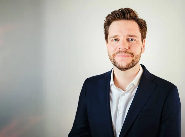 Dr. Soeren Schumacher Dr. Soeren Schumacher
