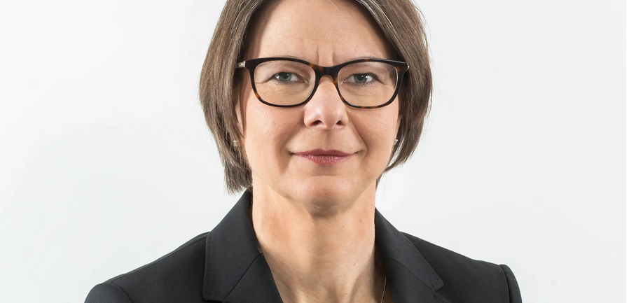 Regina Mühlich ist Wirtschaftsjuristin und Geschäftsführerin der Unternehmensberatung AdOrga Solutions GmbH. Regina Mühlich ist Wirtschaftsjuristin und Geschäftsführerin der Unternehmensberatung AdOrga Solutions GmbH und lächelt in die Kamera