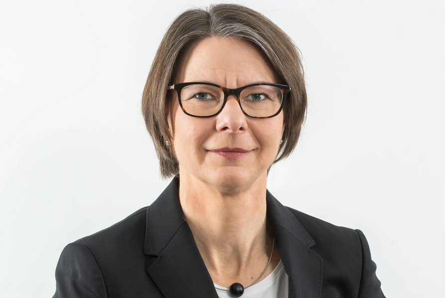 Mit Datenschutzirrtümern aufräumen Wirtschaftsjuristin Regina Mühlich blickt freundlich in die Kamera