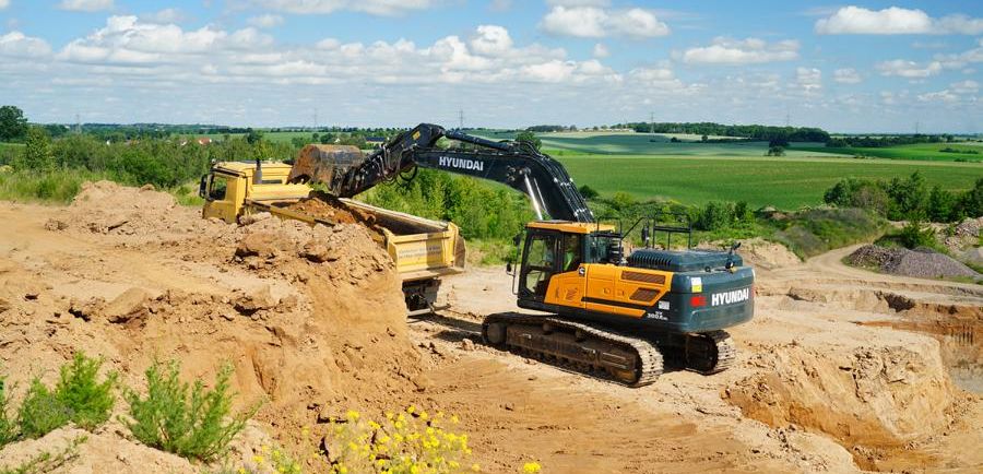Neuer Hyundai HX300A NL Bagger für Zschaitzer Sand und Kies Neuer Hyundai HX300A NL Bagger für Zschaitzer Sand und Kies