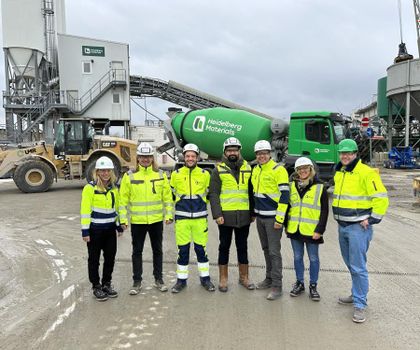 Heidelberg Materials setzt Altbeton aus dem Rückbau sowohl in der Herstellung von neuem Beton und Betonwaren als auch bei der Herstellung von Zement ein. UM Recycling und Heidelberg Materials bieten ganzheitliches Baustoff-Recycling im Großraum Frankfurt