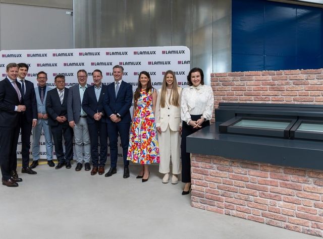 Zu der Eröffnung des neuen Lamilux-Werks kamen zahlreiche Gäste aus Politik und Wirtschaft Zu der Eröffnung des neuen Lamilux-Werks kamen zahlreiche Gäste aus Politik und Wirtschaft
