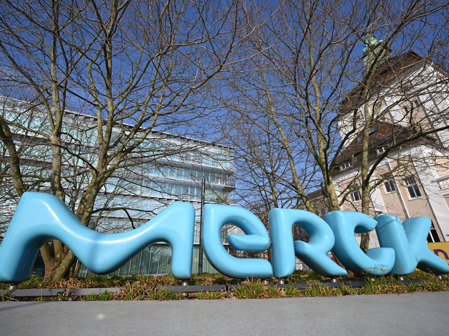 Merck übernimmt Krebsspezialist Springworks Hessen, Darmstadt: Ein Marken-Logo der Merck KGaA steht vor dem Unternehmensgelände.