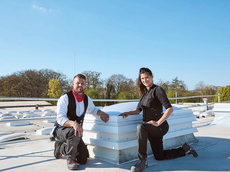 Dachdeckermeisterin Sonja Theisen (r.) und Dachdecker Yannick Menkhoff (l.) Dachdeckermeisterin Sonja Theisen (r.) und Dachdecker Yannick Menkhoff (l.)