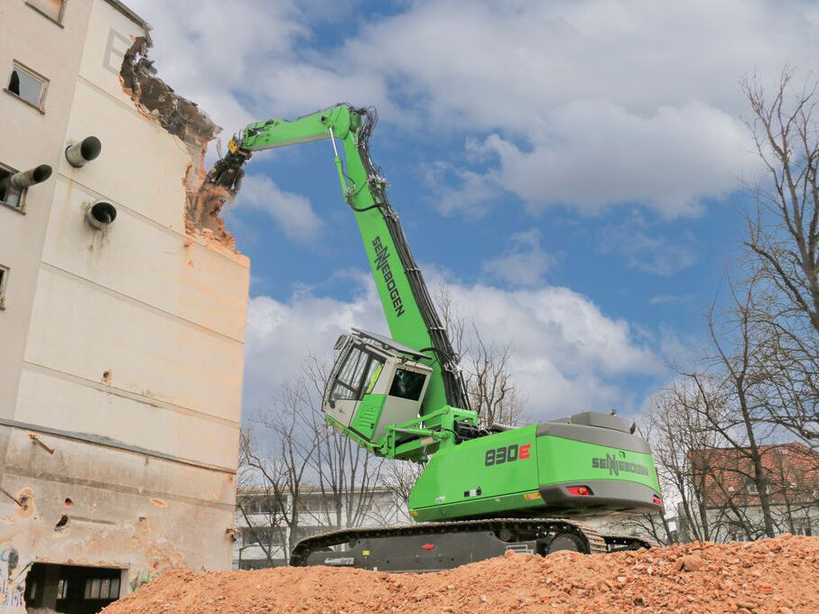 Gebäuderückbau in 2 Tagen mit 45 t Sennebogen-Abbruchbagger Gebäuderückbau in 2 Tagen mit 45 t Sennebogen-Abbruchbagger