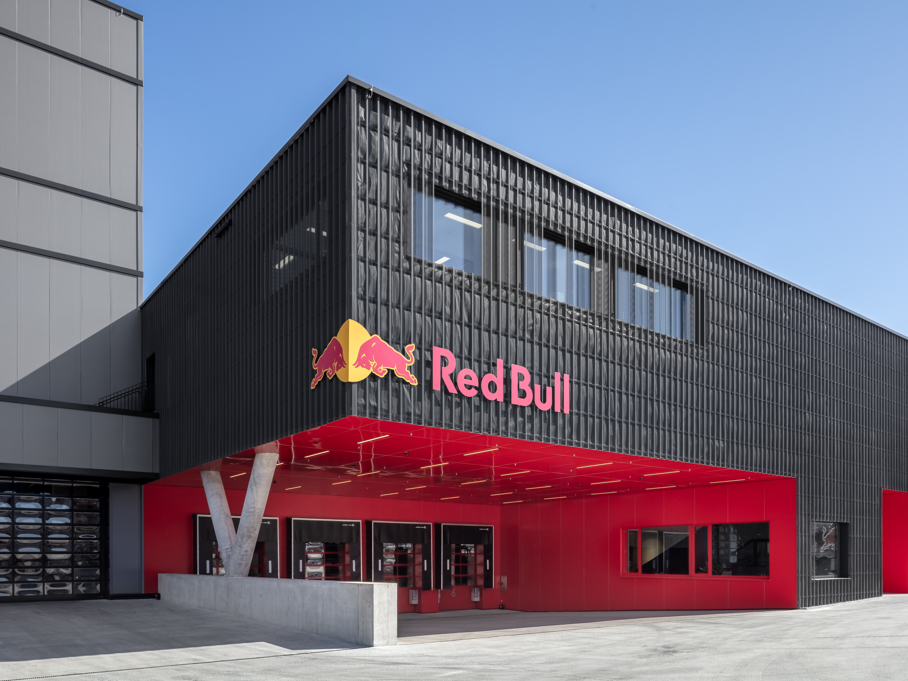 Lochblechfassade für das Red Bull Betriebsgebäude in Oberwang Lochblechfassade für das Red Bull Betriebsgebäude in Oberwang