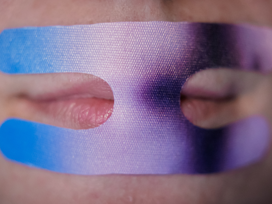 Mund mit Mundpflaster einem sogenannten Mouth Tape