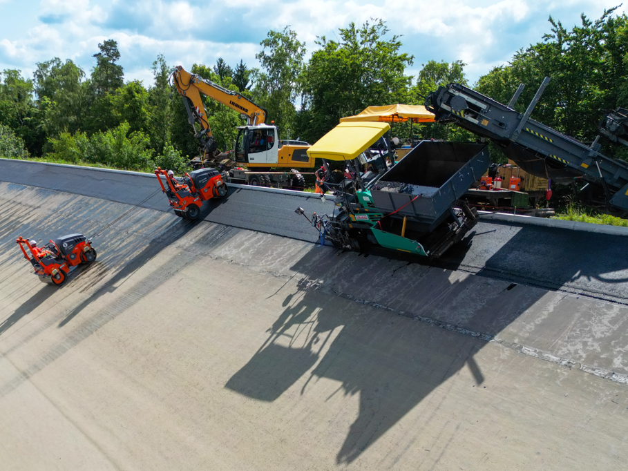 Wirtgen Group Maschinen überzeugen als Gesamtlösung mit besonderem Augenmerk auf die beiden Hamm Walzen, die an der Schräge präzise verdichten.