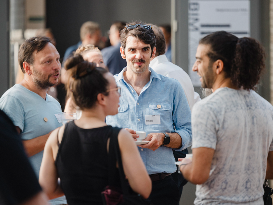 Das Networking ist bei jeder Veranstaltung der BIM Allianz elementar. Denn der Verband ist eine Interessensvertretung aktiver Architekt*innen und Planer*innen, die ihr Know-how in den Verband einbringen und sich auf Augenhöhe miteinander austauschen. Das Networking ist bei jeder Veranstaltung der BIM Allianz elementar. Denn der Verband ist eine Interessensvertretung aktiver Architekt*innen und Planer*innen, die ihr Know-how in den Verband einbringen und sich auf Augenhöhe miteinander austauschen.
