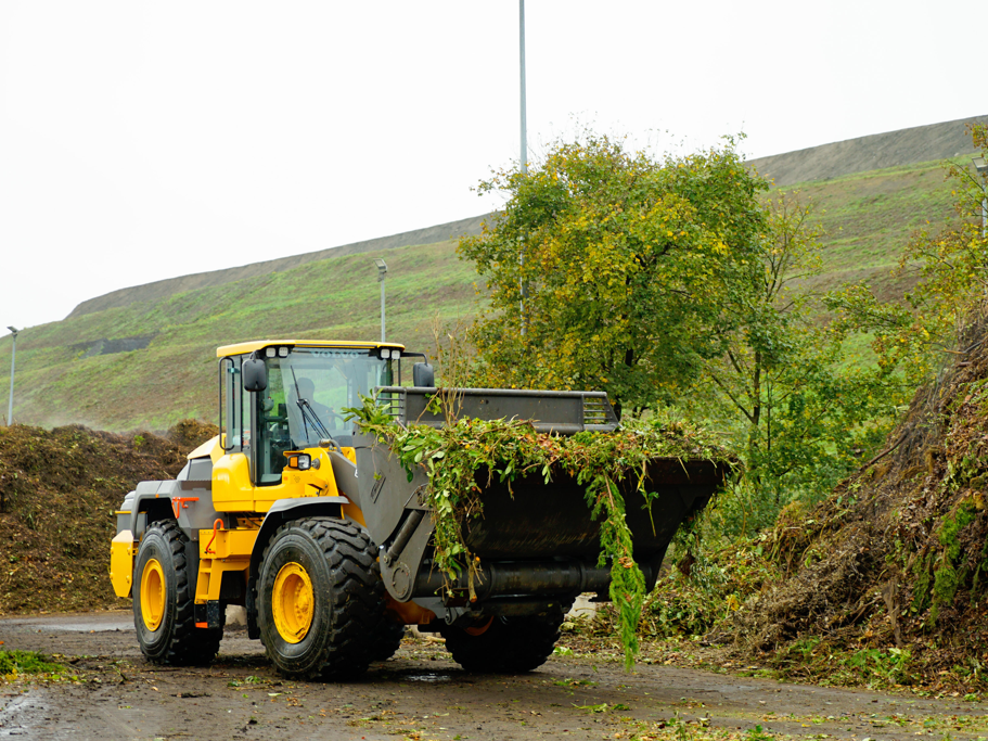 Die Demo des Volvo L120 Electric unter Live-Bedingungen zeigt: Elektrische Radlader sind bereit für die täglichen Herausforderungen im Recycling – und Swecon bietet mit der Demoflotte und den elektrischen Vorführmaschinen den nötigen Praxisbeweis, bevor Investitionen endgültig entschieden werden. Die Demo des Volvo L120 Electric unter Live-Bedingungen zeigt: Elektrische Radlader sind bereit für die täglichen Herausforderungen im Recycling – und Swecon bietet mit der Demoflotte und den elektrischen Vorführmaschinen den nötigen Praxisbeweis, bevor Investitionen endgültig entschieden werden.