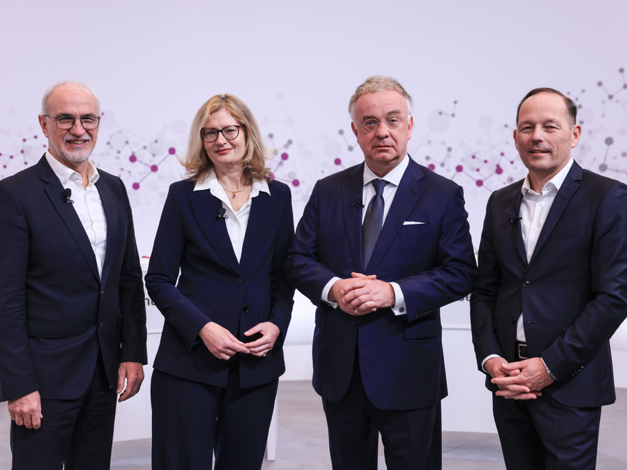 Evonik Vorstand Vorstandsvorsitzender von Evonik, steht neben seinen Vorstandskollegen, Harald Schwager (l), stellvertretender Vorstandsvorsitzender, Maike Schuh (2.v.l), Finanzvorstand und Thomas Wessel (l), Personalvorstand. Das Spezialchemieunternehmen Evonik hat sein Unternehmenszahlen 2024 vorgestellt.