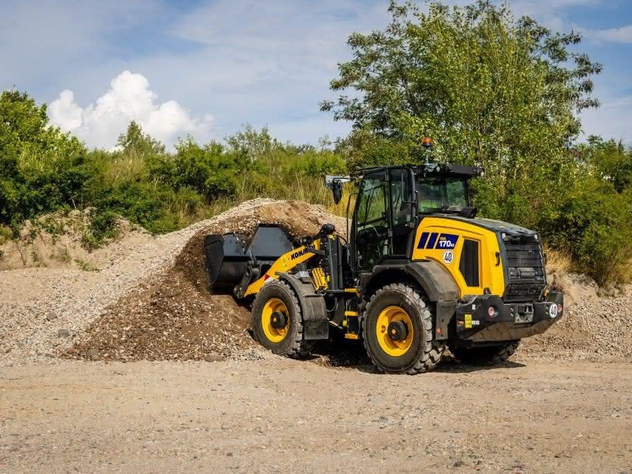 Ein SK715-8 von Komatsu lädt auf einer Halde Material ab