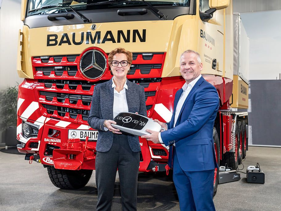 Mercedes-Benz Trucks übergibt umgerüsteten Schwerlast-Lkw an Viktor Baumann Mercedes-Benz Trucks übergibt umgerüsteten Schwerlast-Lkw an Viktor Baumann
