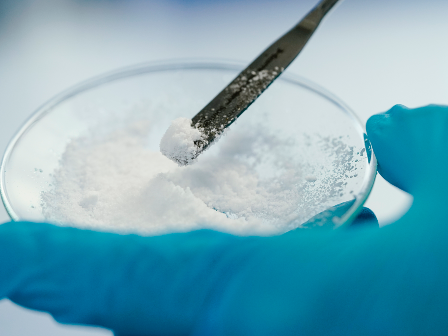 Kritische Rohstoffe der Autobranche wie Cobalt, Lithium und Graphit werden immer günstiger. Eine Mitarbeiterin hält in einem Labor der Vulcan Energie eine Glasschale mit Lithiumchlorid in den Händen.