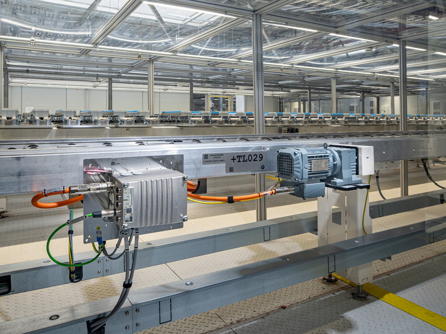 Batteriemodulproduktion bei SEW für BMW Batteriemodulproduktion: Die Produktionslinie umfasst alle Schritte von der Zellvorbereitung bis zum End-of-Line-Test.