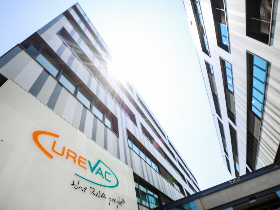 Biontech plant Übernahme von Curevac für 1,25 Milliarden US-Dollar Logo des Pharmaunternehmens Curevac vor dem Eingang der Firmenzentrale