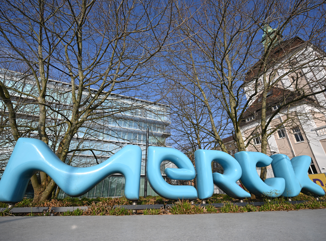 Merck übernimmt Krebsspezialist Springworks Hessen, Darmstadt: Ein Marken-Logo der Merck KGaA steht vor dem Unternehmensgelände.