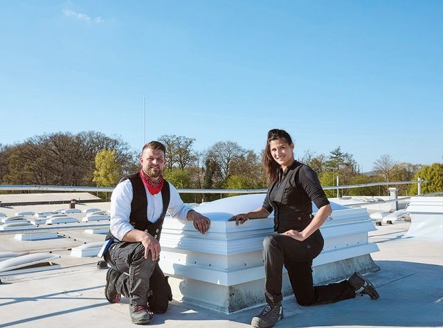 Dachdeckermeisterin Sonja Theisen (r.) und Dachdecker Yannick Menkhoff (l.) Dachdeckermeisterin Sonja Theisen (r.) und Dachdecker Yannick Menkhoff (l.)