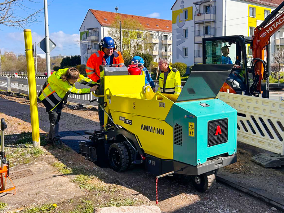 Maschineller Asphalteinbau mit dem Ammann Minifertiger ABG 1570