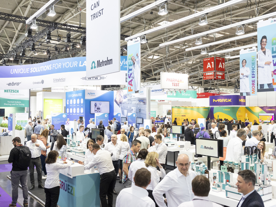 Analytica USA Besucher auf der Messe Analytica