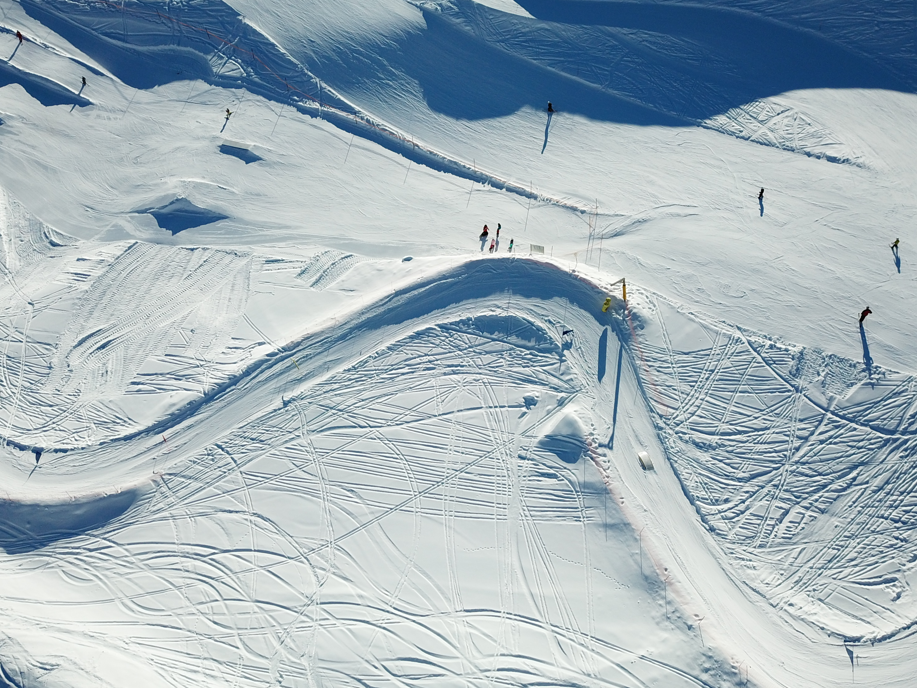 PFAS im Schnee: Ewigkeitschemikalien aus fluorhaltigen Skiwachsen auf Pisten und Loipen Schnee- und Bodenproben auf der Loipe, die Ewigkeitschemikalien untersucht wurde enthält PFAS.