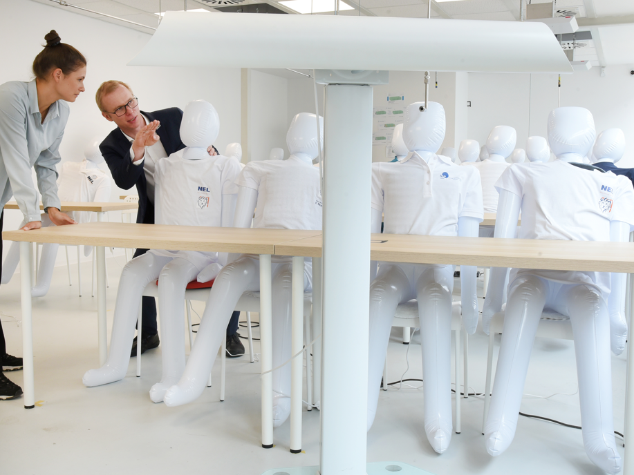 Keime mit UV-Strahlung verringern In einem vermeintlichen Klassenzimmer mit 30 aufblasbaren Puppen statt Oberschülern in einem Gebäude von Neontechnik Elektroanlagen GmbH (NEL)informieren sich Lara Möller, Ingenieurin für Energie und Gebäudetechnik und Stephan Schönfelder von der Hochschule für Technik, Wirtschaft und Kultur (HTWK) über das Forschungsprojekt BeCoLe.