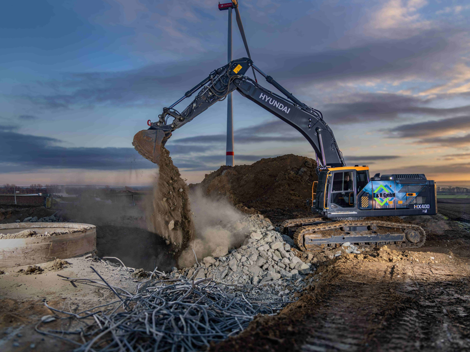 Hyundai HX400 Kettenbagger zerlegt Windkraftanlagen