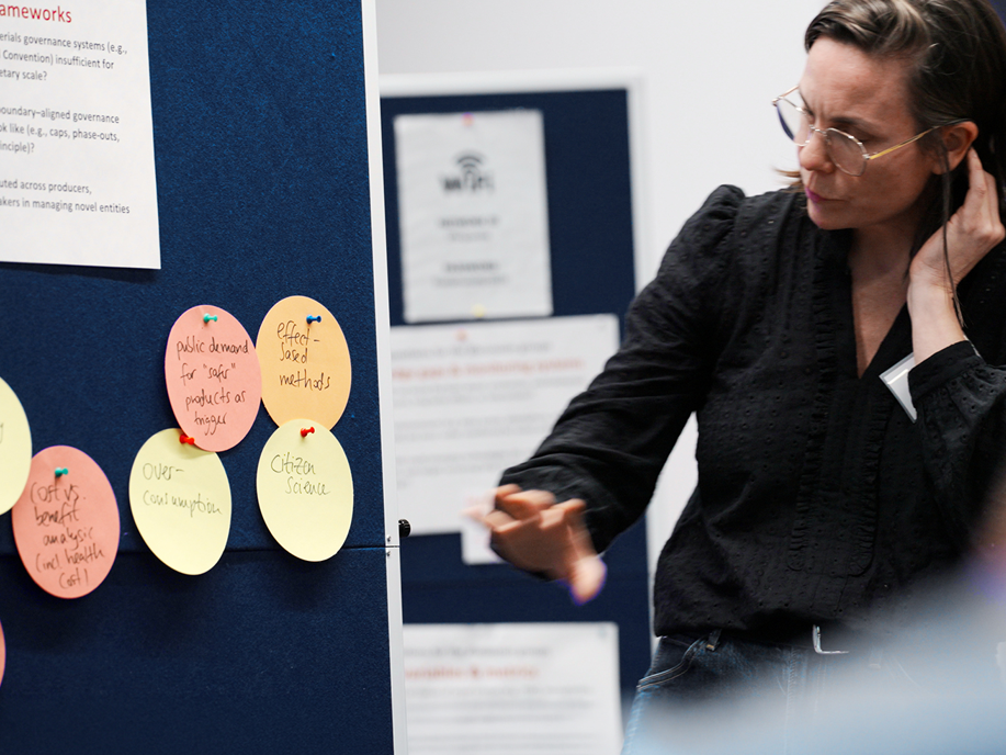 Wie lassen sich Chemikalien und Mikroplastik wirksam regulieren? Forschende plädieren für risikobasierte, realistische Zielwerte statt einer pauschalen Nullgrenze und unerreichbarer Ideale. Workshop am Helmholtz-Zentrum für Umweltforschung - UFZ