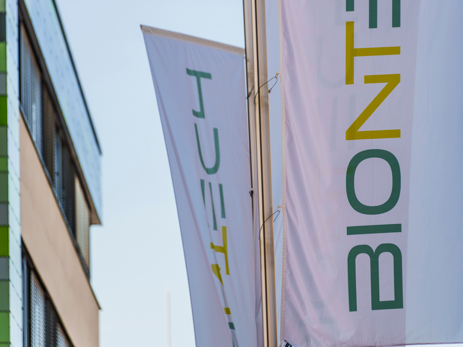 Biontech plant Zulassungsantrag für erstes Krebsmedikament bis Ende 2025 Flaggen am Firmengebäude von Biontech
