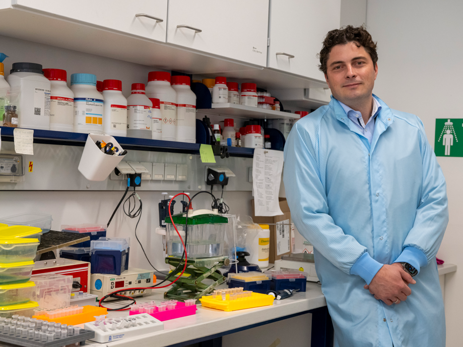 30 Jahre Innovations- und Gründerzentrum Biotechnologie Adrian Schomburg von Start-Up-Unternehmen «Eisbach» steht in einem Laborbereich seiner Firma, die sich auf die Bekämpfung von Krebs spezialisiert hat.