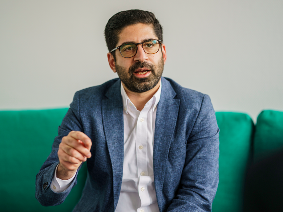 Bayer plant Rückzug aus Industriepark Höchst – Kritik von Politik und IHK Hessen, Wiesbaden: Kaweh Mansoori (SPD), Minister für Wirtschaft, Energie, Verkehr, Wohnen und ländlichen Raum, sitzt auf grünen Sofa.