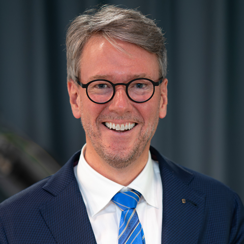 Maschinenbau: VDMA beruft Philip Harting in den Hauptvorstand Der Verband Deutscher Maschinen- und Anlagenbau (VDMA) hat Philip Harting in seinen Hauptvorstand berufen. Der CEO der Harting Technologiegruppe engagiert sich künftig für die Interessen des deutschen und europäischen Maschinenbaus.