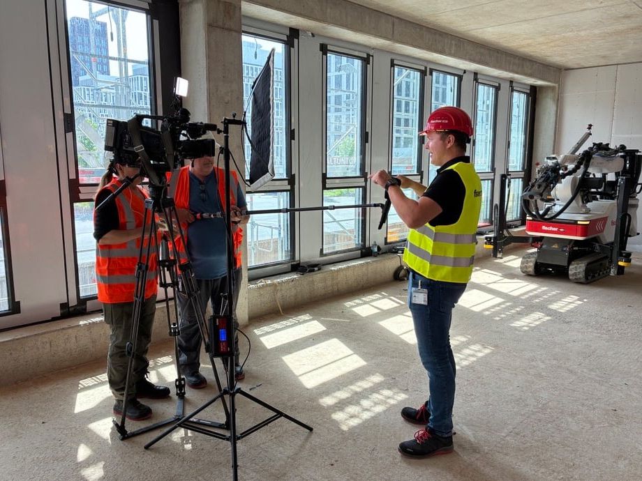 Im TV-Rampenlicht: fischer Baubot bohrt 16.000 Löcher auf Großbaustelle