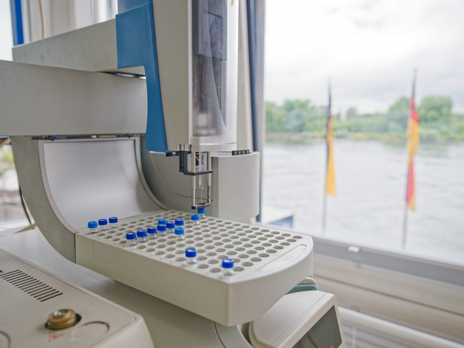 30 Jahre Rheingütestation Worms: Wie die Wasserqualität des Rheins überwacht und geschützt wird Ein Laborgerät zur Prüfung der Wasserqualität steht bei einem Rundgang durch die Rheingütestation in einem Labor. Die Rheingütestation ist ein zentraler Bestandteil des Gewässerschutzes am Rhein. Sie überwacht kontinuierlich die Wasserqualität und leistet damit seit 30 Jahren einen wichtigen Beitrag zum Umweltschutz und der Sicherheit der Trinkwasserversorgung.