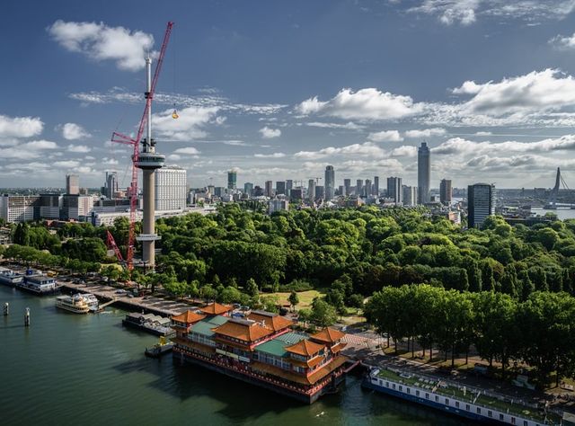 Tadano CC 38.650-1 demontiert Rabobank-Logos vom Euromast in Rotterdam