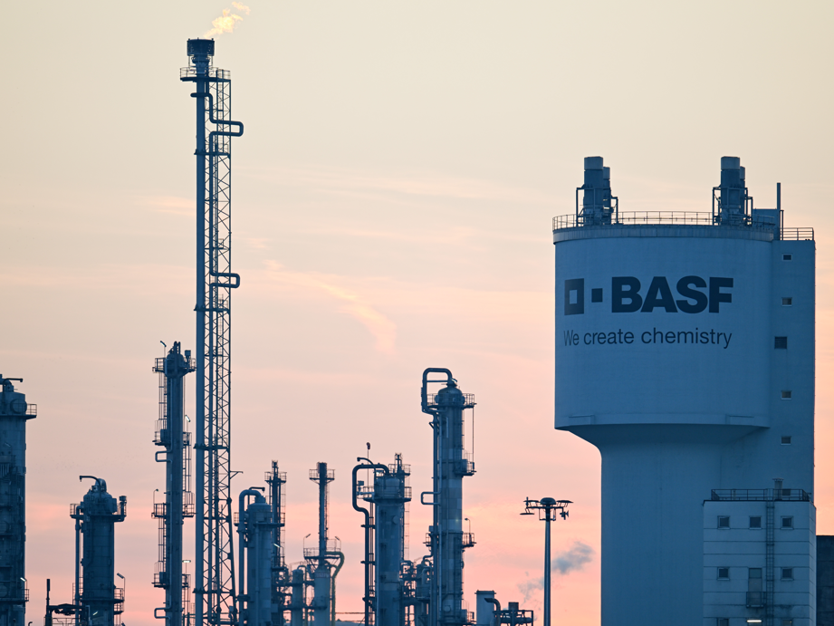 BASF baut neue Schwefelsäure-Anlage für Chipindustrie Der Schriftzug BASF ist an einer Industrieanlage auf dem Gelände des Chemieunternehmens BASF angebracht.