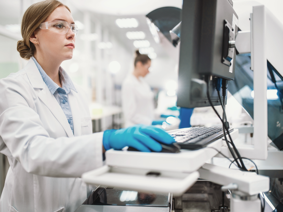 Labormitarbeiterin am Computer Labormitarbeiterin am Computer