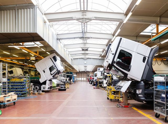 Die Mercedes-Benz Lastwagen-Manufaktur liefert ihr 300.000stes spezialgefertigtes Nutzfahrzeug aus Die Mercedes-Benz Lastwagen-Manufaktur liefert ihr 300.000stes spezialgefertigtes Nutzfahrzeug aus