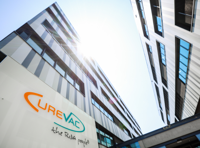 Biontech plant Übernahme von Curevac für 1,25 Milliarden US-Dollar Logo des Pharmaunternehmens Curevac vor dem Eingang der Firmenzentrale