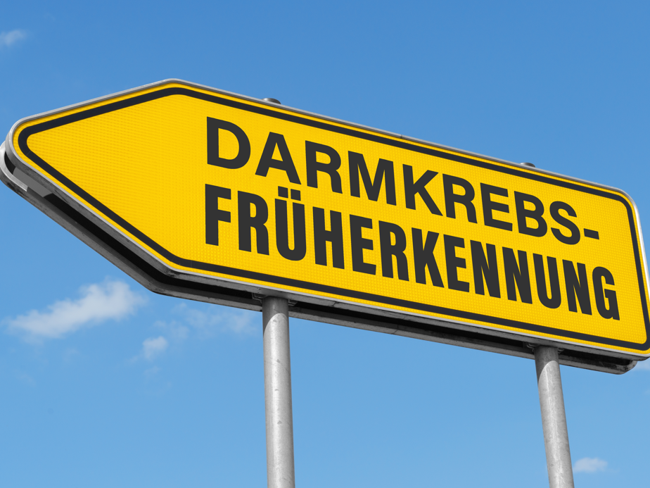 Effektive und kostengünstige Darmkrebs-Früherkennung: FITs gleichwertig mit teuren DNA-Tests Wegweiser mit Aufschrift Darmkrebs Früherkennung