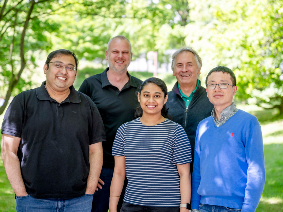 Grüner Wasserstoff - Wasserstoffproduzierender und sauerstoffstabiler Biokatalysator identifiziert Das Bochumer Forschungsteam: Chandan Kumar Das, Lars Schäfer, Subhasri Ghosh, Thomas Happe und Jifu Duan (von links).