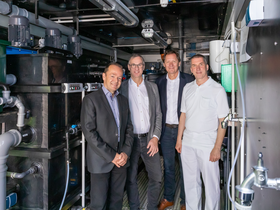 Projekt zur Entfernung von Medikamentenrückständen aus Abwasser abgeschlossen v.l. Prof. Jörn Einfeldt, Dr. Kim Augustin, UKE-Vorstandsmitglied Joachim Prölß und Leiter der UKE-Krankenhaushygiene Prof. Dr. Johannes K.-M. Knobloch