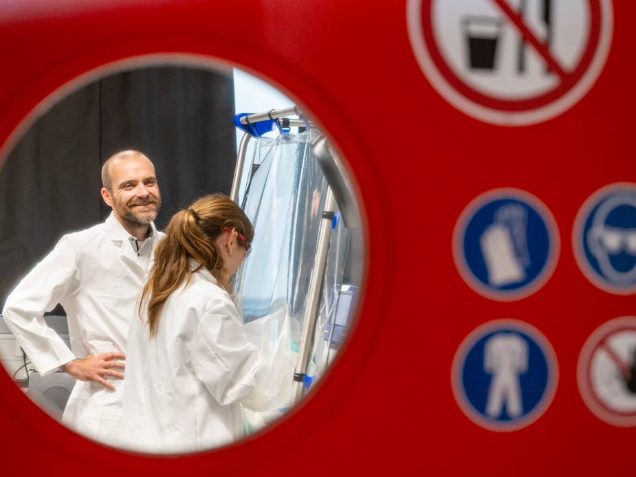 Fest zum 30-jährigen Bestehen des Innovations- und Gründerzentrums Biotechnologie (IZB) Dominik Schuhmacher von Start-Up-Unternehmen «Tubulis» steht in einem Labor, in dem nach Medikamenten gegen Krebs geforscht wird.