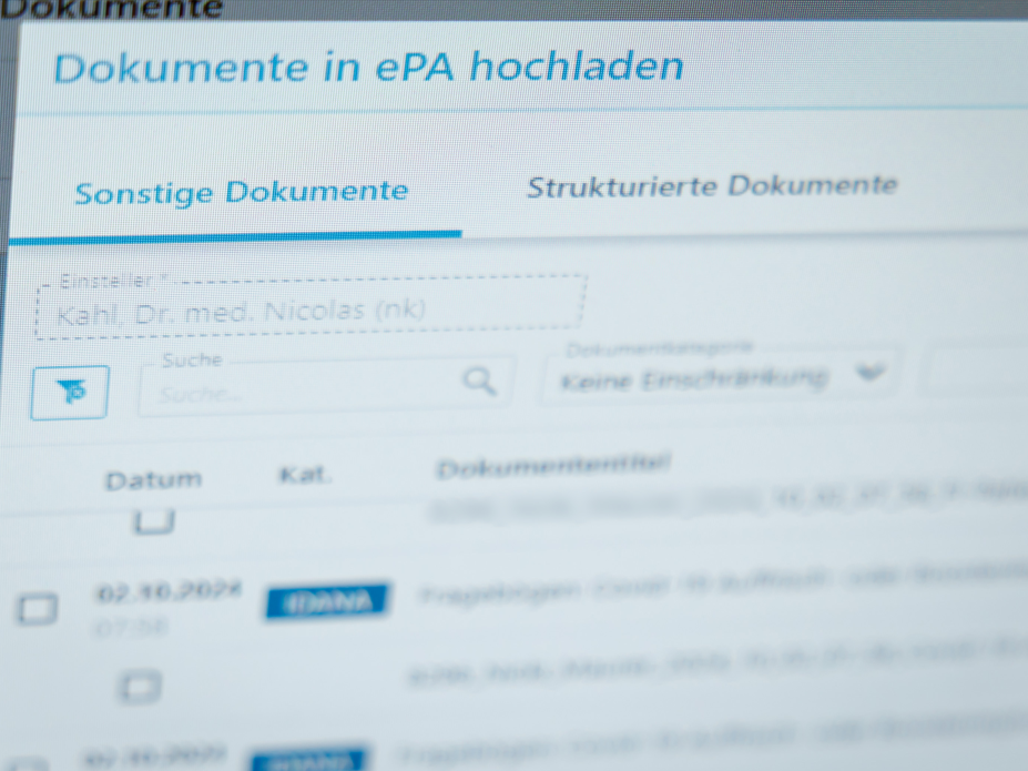 Ein Hausarzt lädt in seiner Praxis Dokumente in eine elektronische Patientenakte "ePA".